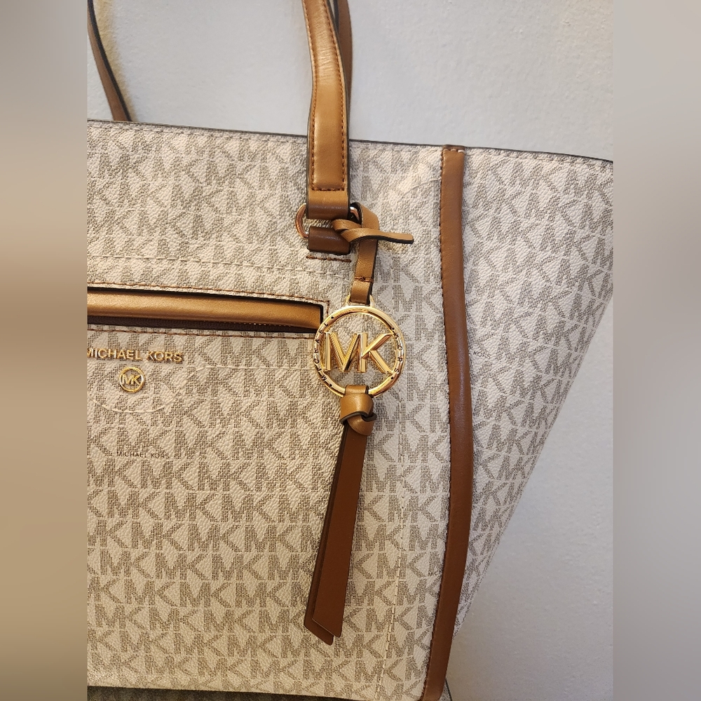 Michael Kors Cream and Tan Tote Bag - Picture 6 of 9